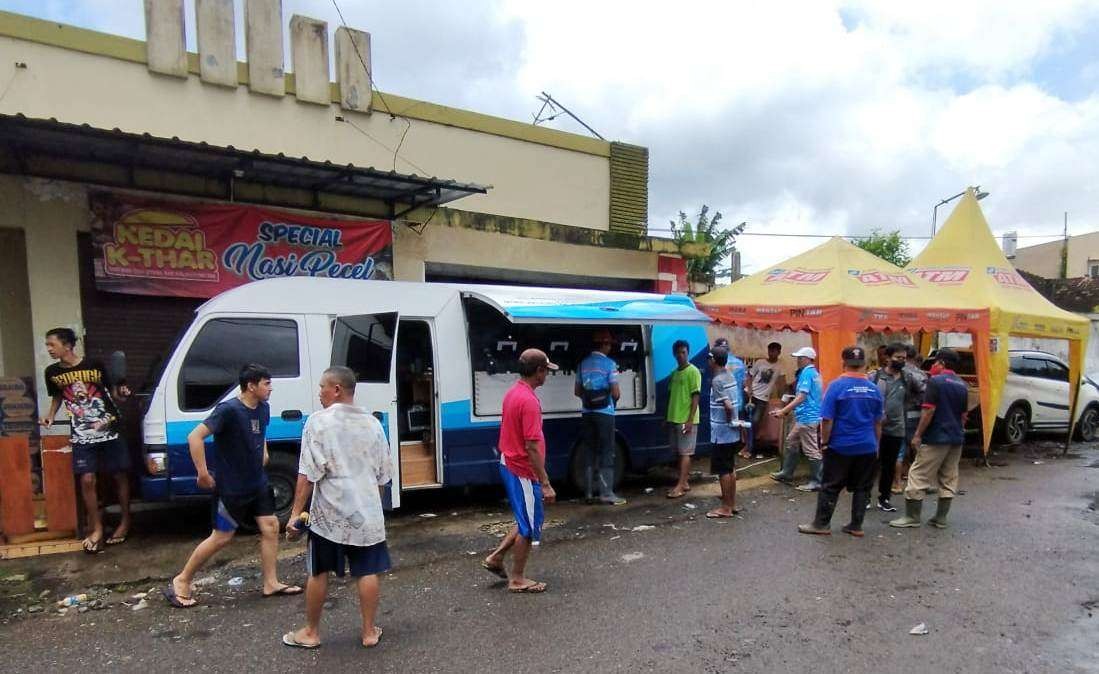 Layanan adminduk dari Dispendukcapil Banyuwangi bagi warga korban banjir di Kecamatan Kalibaru (Foto:istimewa)