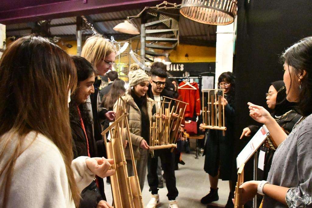 Di tengah musim dingin Inggris Raya, lebih dari 2.000 pengunjung meriahkan Experience Indonesia di London, Minggu 6 November 2022. Bagian dari Diplomasi Budaya di Inggris Raya. (Foto: munawir aziz)