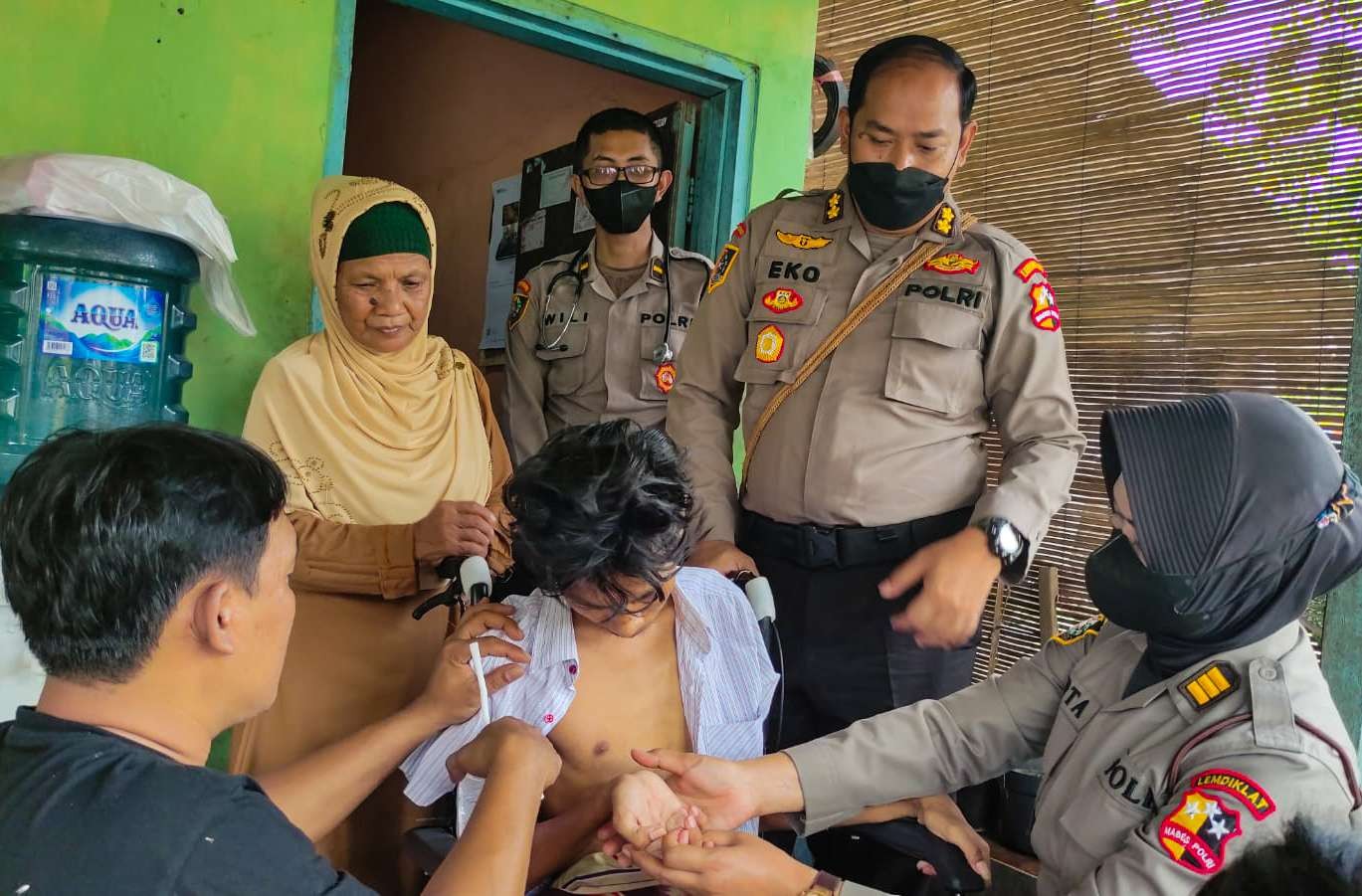 Vicky Hermansyah (baju putih) saat diperiksa petugas rumah sakit Pusdiklat Sabhara Polri. (Foto: Aini Arifin/Ngopibareng.id)