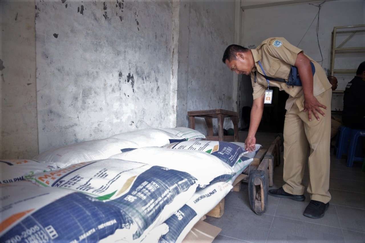 Salah satu distributor pupuk bersubsidi di Kota Probolinggo yang menjadi sasaran monev tim gabungan. (Foto: Ikhsan Mahmudi/Ngopibareng.id)