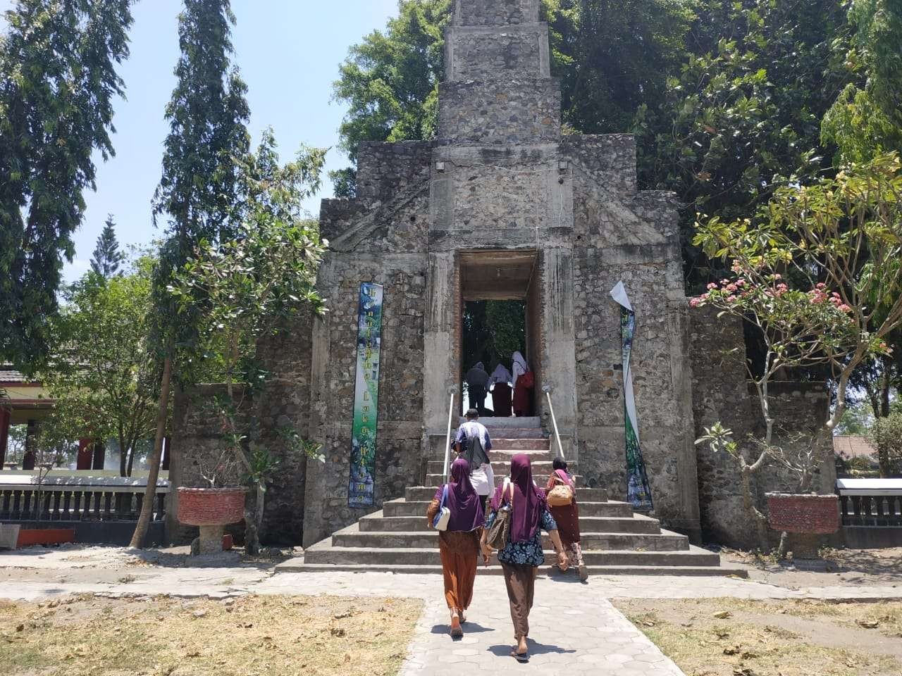 Tampak depan Sendang Tirto Kamandanu, tempat wisata religi dan edukasi di Kediri. (Foto: Fendi Lesmana/Ngopibareng.id)