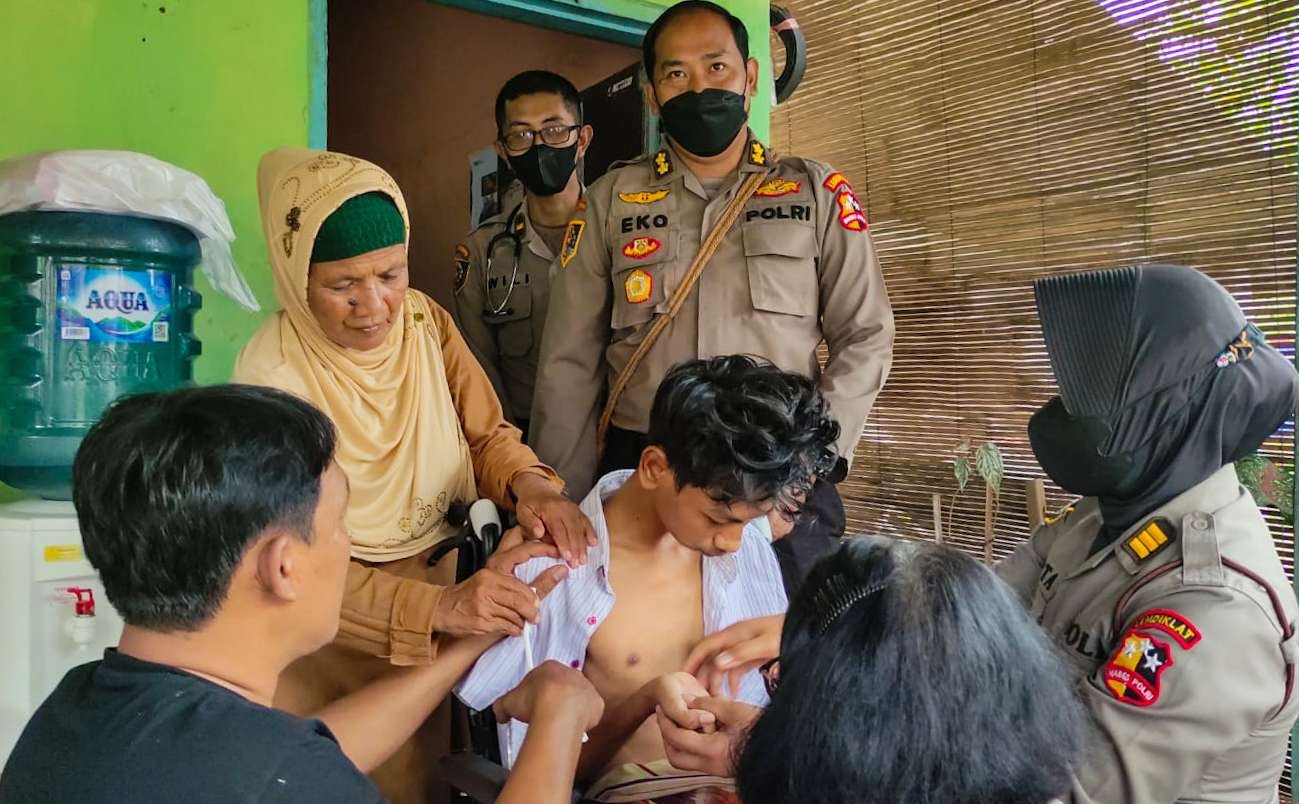 Petugas rumah sakit Pusdiklat Sabhara Porong sedang memeriksa kesehatan Vicky Hermansyah, korban tragedi Kanjuruhan. (Foto: Aini Arifin/Ngopibareng.id)