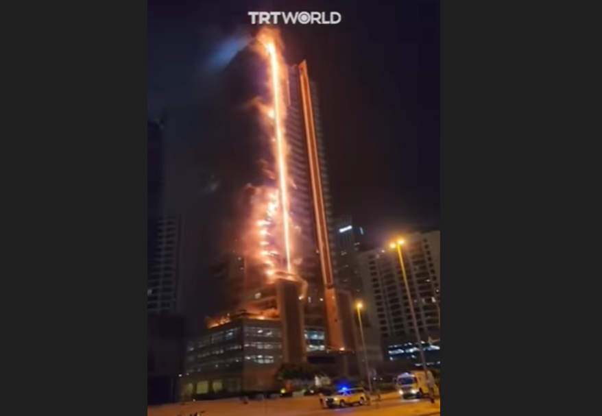 Api melahap gedung pencakar langit menara Emaar, Dubai, Senin 7 November 2022. (Foto: Twitter/Instagram)