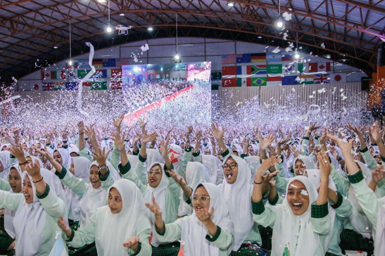 Santri Pondok Pesantren Pandanaran Yogyakarta, menyambut para tokoh agama di dunia, setelah forum R20 di Nusa Dua Bali. (Foto: ltn-pbnu)