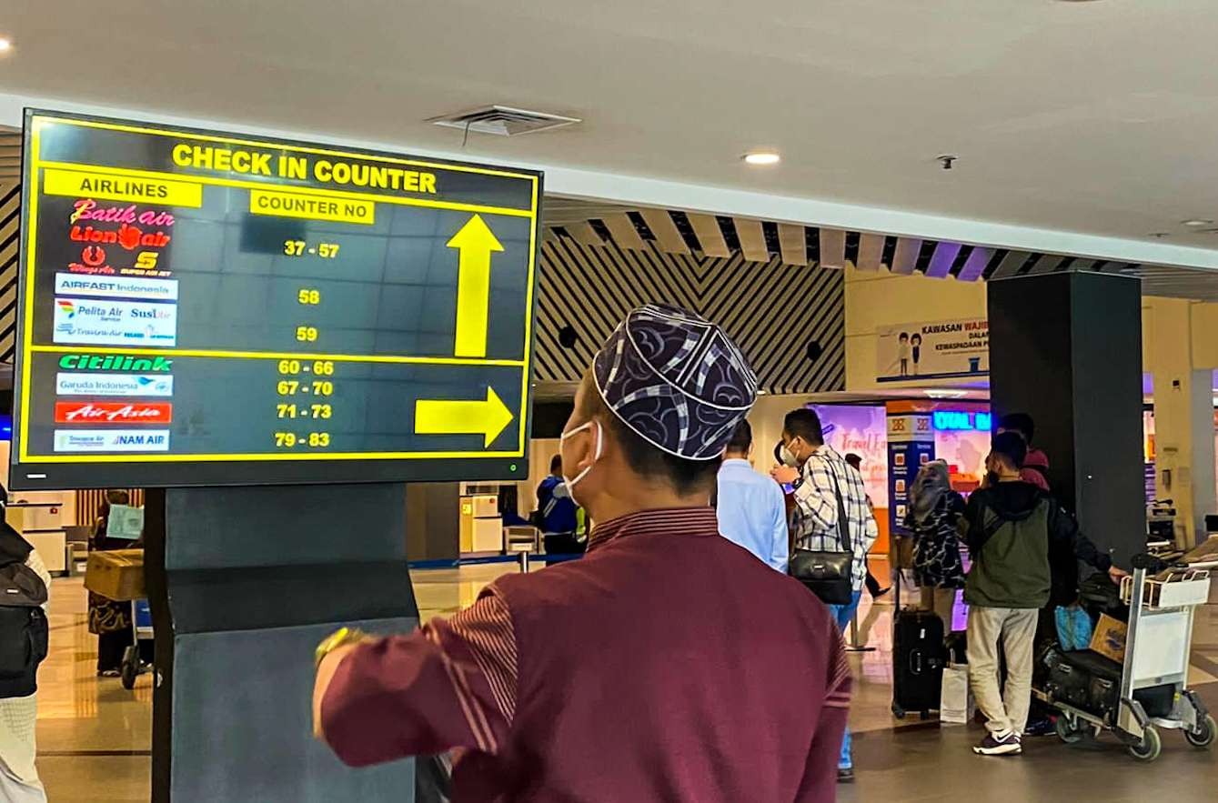 Calon penumpang Bandara Internasional Juanda sedang cek jadwal penerbangan (foto: Aini/Ngopibareng.id)