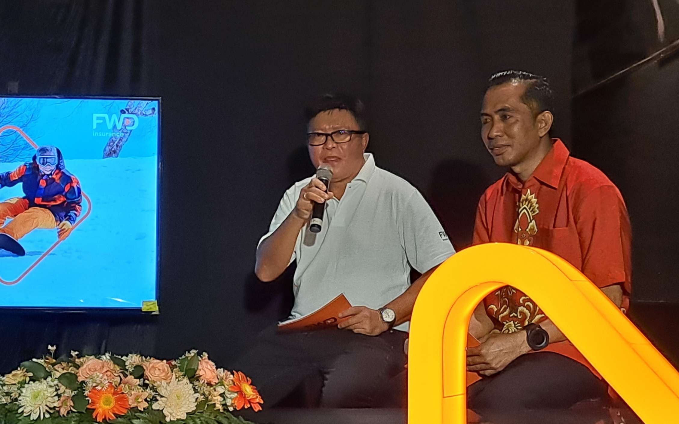 Arlius Telaumbanua, Head of Grup Sales, Business Development and Client Relations FWD Insurance bersama Ribut Santoso, ajak warga Surabaya kejar passion. (Foto: Pita Sari/Ngopibareng.id)