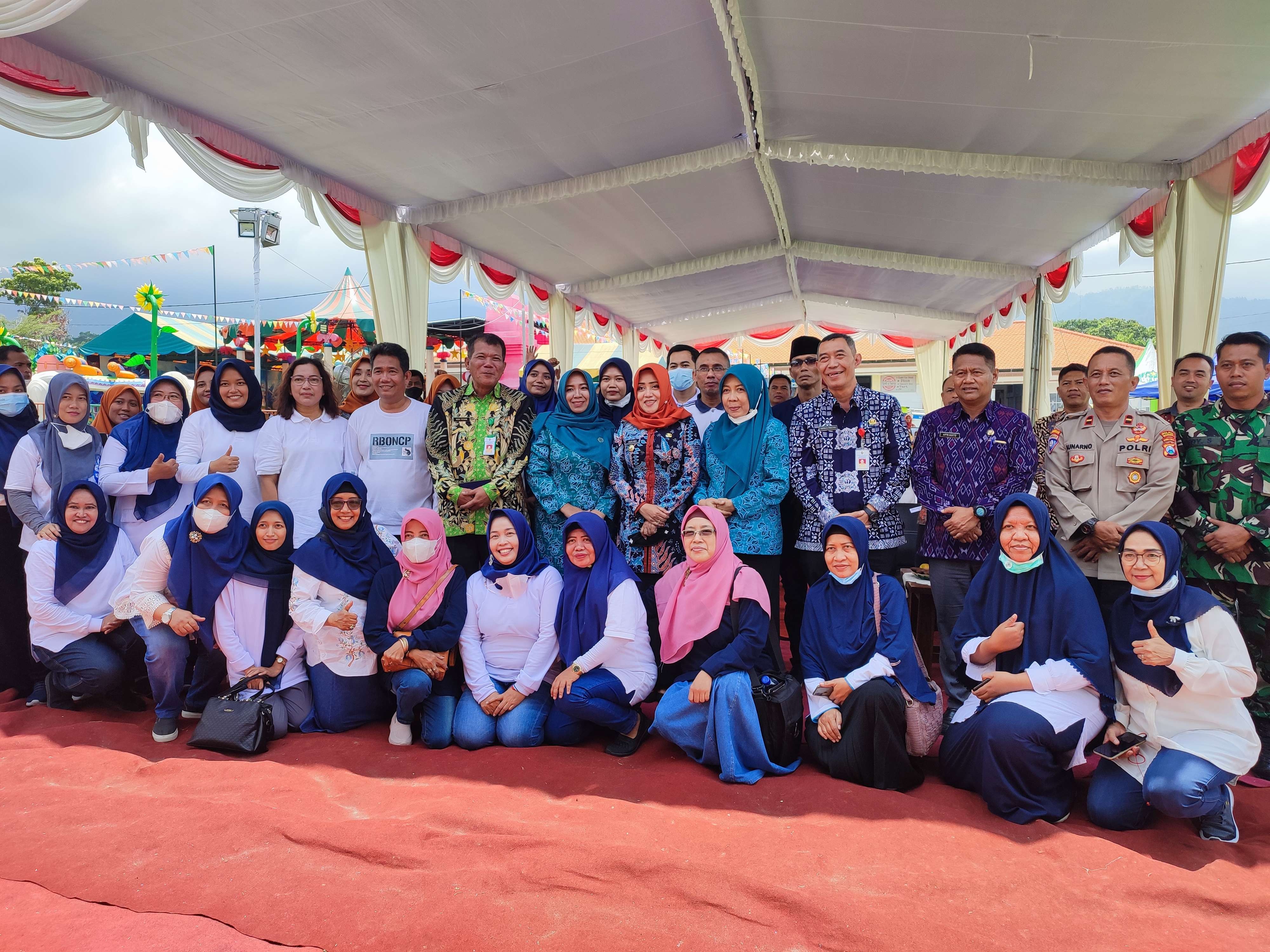 Bupati Mojokerto Ikfina Fahmawati bersama KWT di Taman Mojo Kembangsore Park.(Foto : Deni Lukmantara/Ngopibareng)