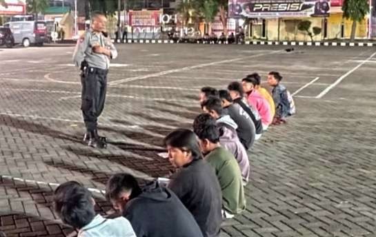 Belasan pemuda kepergok pesta miras arak dan bawa sajam diamankan dan mendapat pembinaan di Mapolres Situbondo.(Foto: Humas Polres Situbondo)