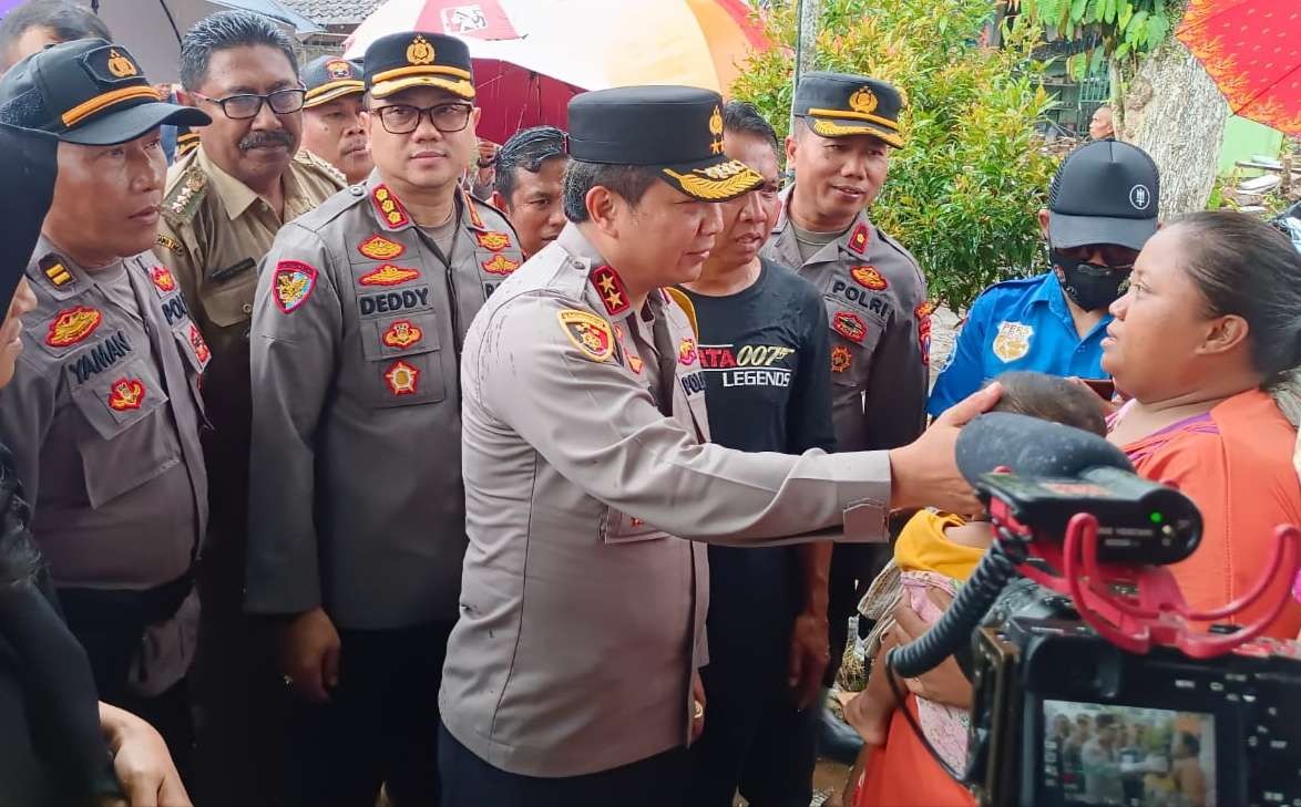 Kapolda Jawa Timur Irjenpol Toni Harmanto menyapa salah satu warga Kalibaru yang menjadi korban banjir (foto:istimewa)