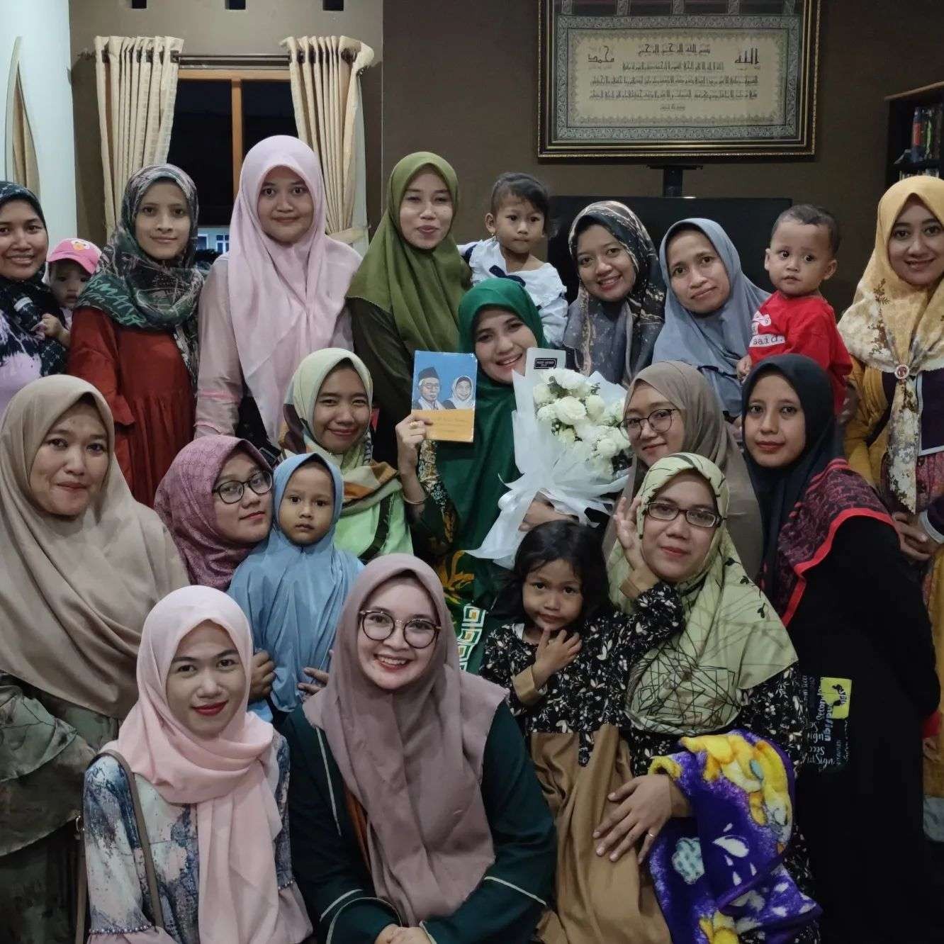 Bu Nyai Tuti N Jannah dari Pondok Pesantren Mathaliul Falah, Kajen, Pati, Jawa Tengah, di antara santri putri dan para muslimah. (Foto: tuti n janah)