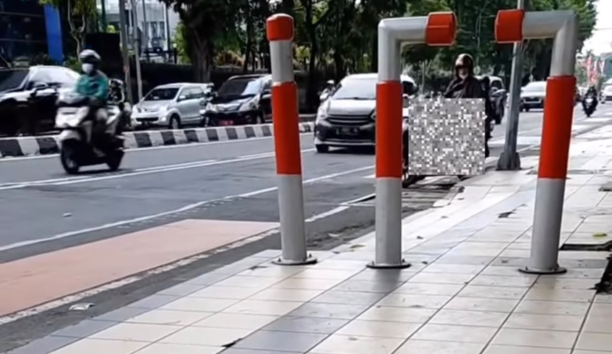 Seorang pria di Surabaya melakukan onani di dekat halte bus di kawasan Panglima Sudirman, Surabaya. (Foto: tangkapan layar @surabayaterkini)