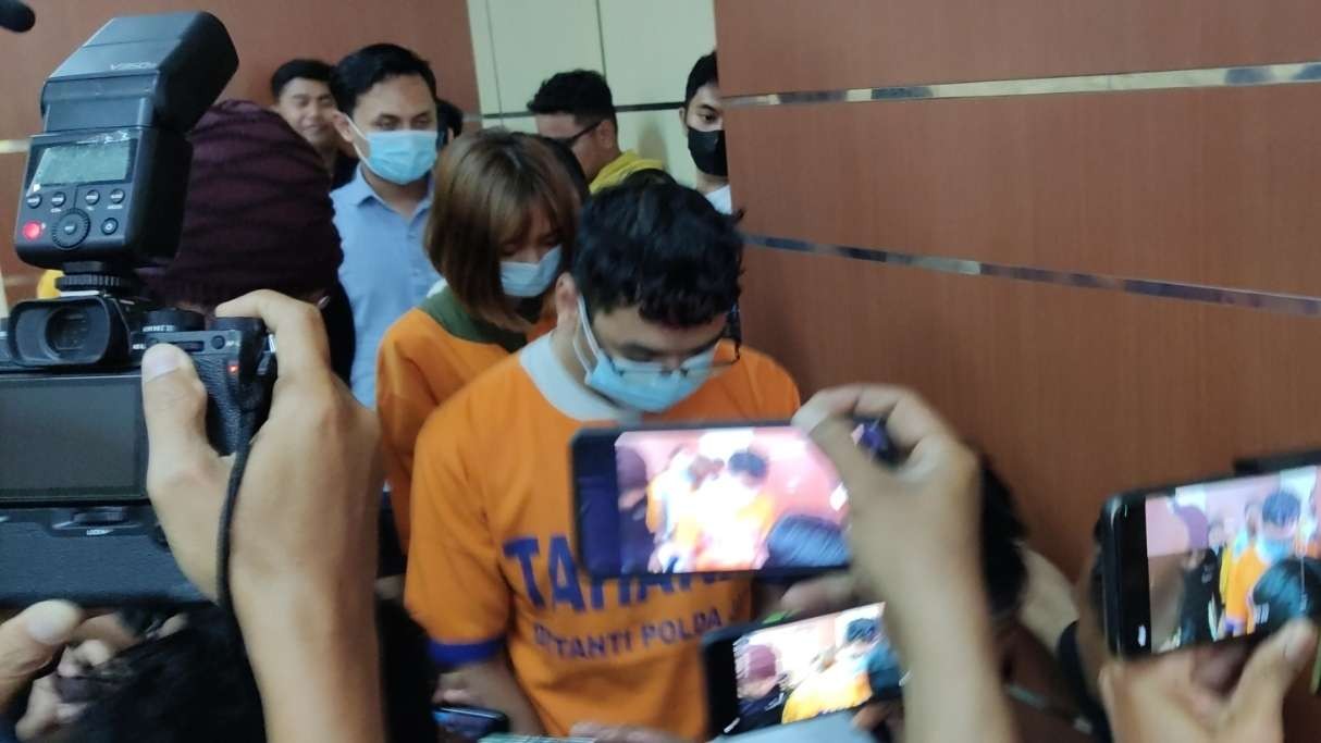 Dua pelaku video mesum kebaya merah diamankan Polda Jatim. (Foto: Fariz Yarbo/Ngopibareng.id)