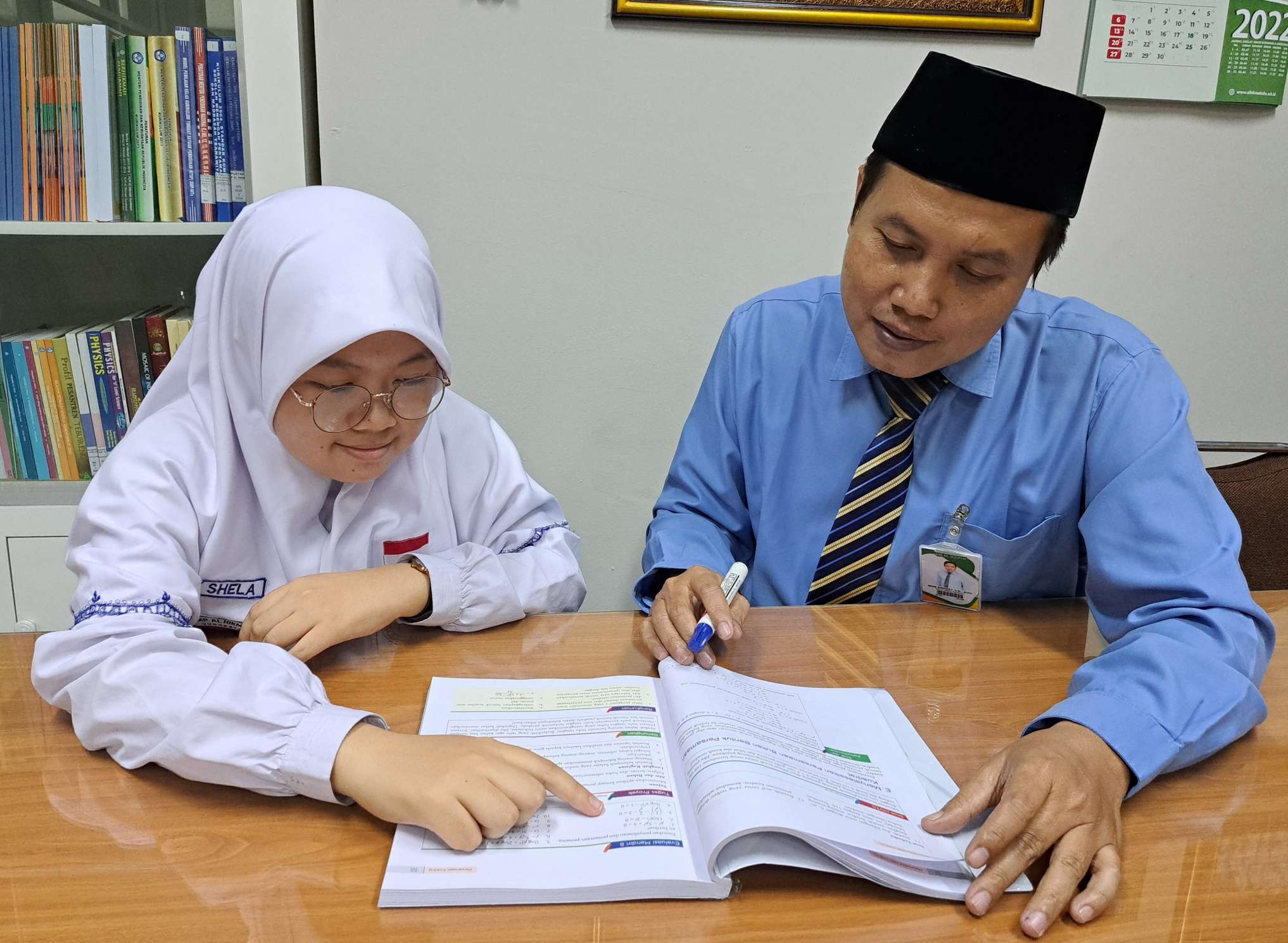 Salsabila Bilqis Hisanna, siswi SMP Al-Hikmah Surabaya bersama guru matematikanya, Imam Sibaway saat belajar matematika. (Foto: Pita Sari/Ngopibareng.id(