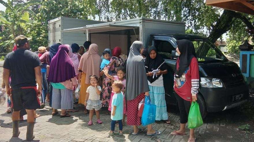 Warga Desa Sekaran Serbu Sembako Murah dari Pemkab Bojonegoro (dok,. dinkominfo Bojonegoro)