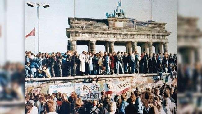 Runtuhnya Tembok Berlin menjadi simbol Hari Kebebasan Sedunia. (Foto: National Today)