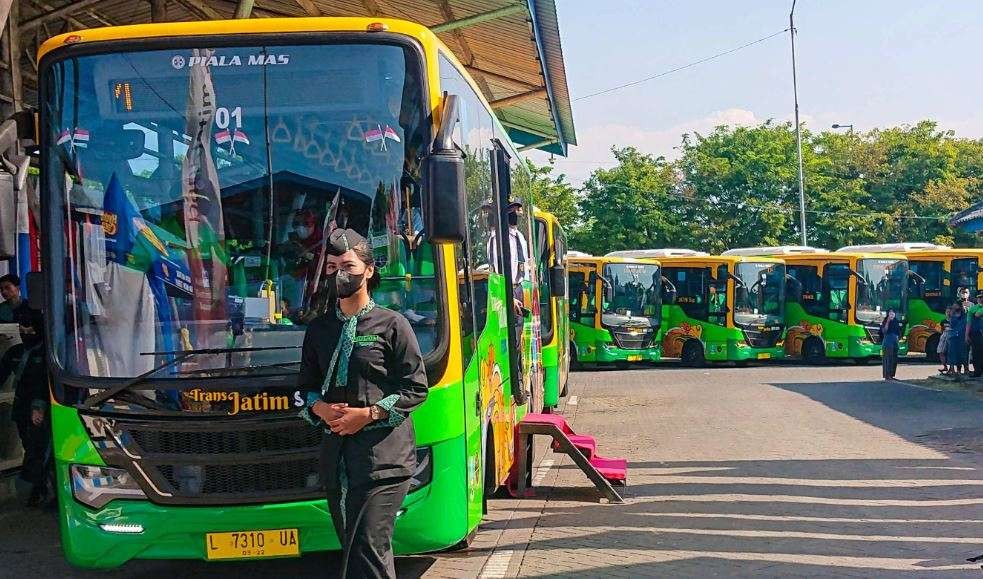 Bus Trans Jatim gratis sehari penuh di Hari Pahlawan, Kamis 10 November 2022. (Foto: Aini Arifin/Ngopibareng.id)