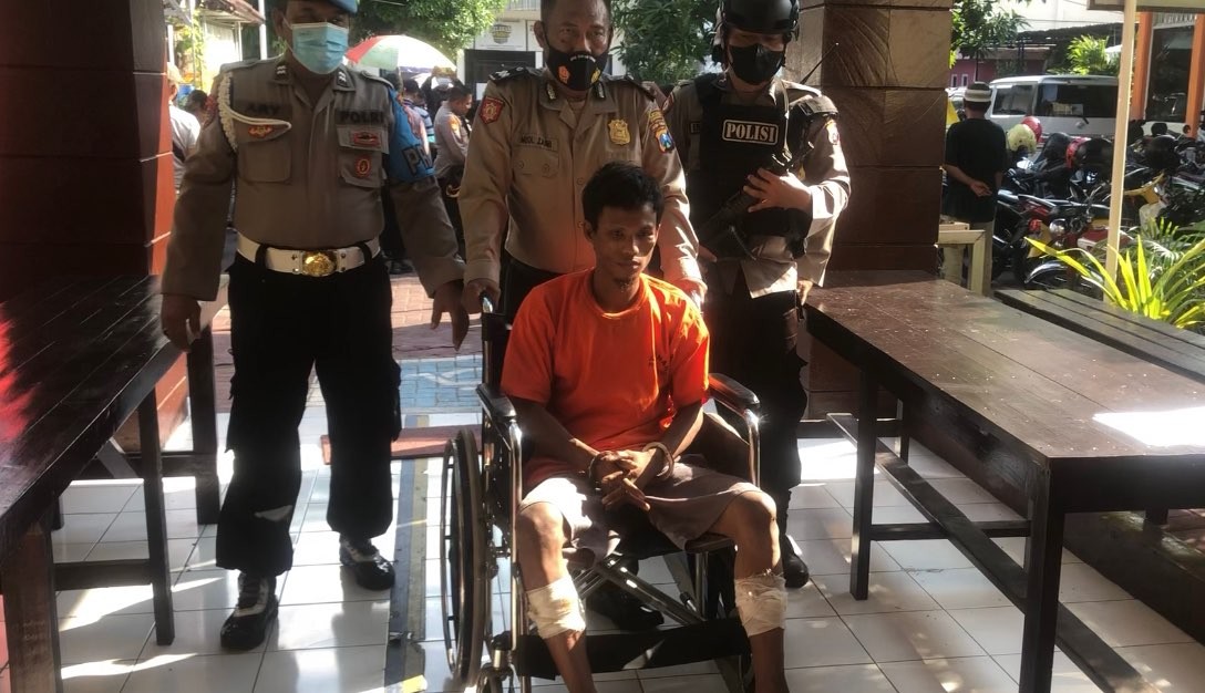 Pelaku pencurian 13 kali saat digelandang anggota Polsek Tambaksari (Foto: Andhi Dwi/Ngopibareng.id)