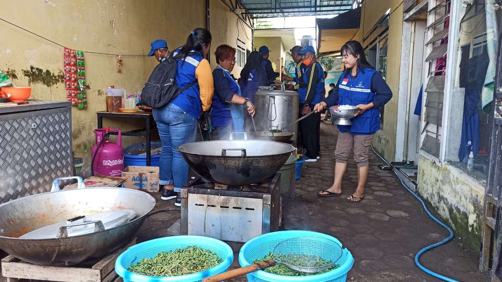 Aktivitas di dapur umum korban banjir bandang di Kecamatan Kalibaru, Banyuwangi (foto:Muh Hujaini/Ngopibareng.id)