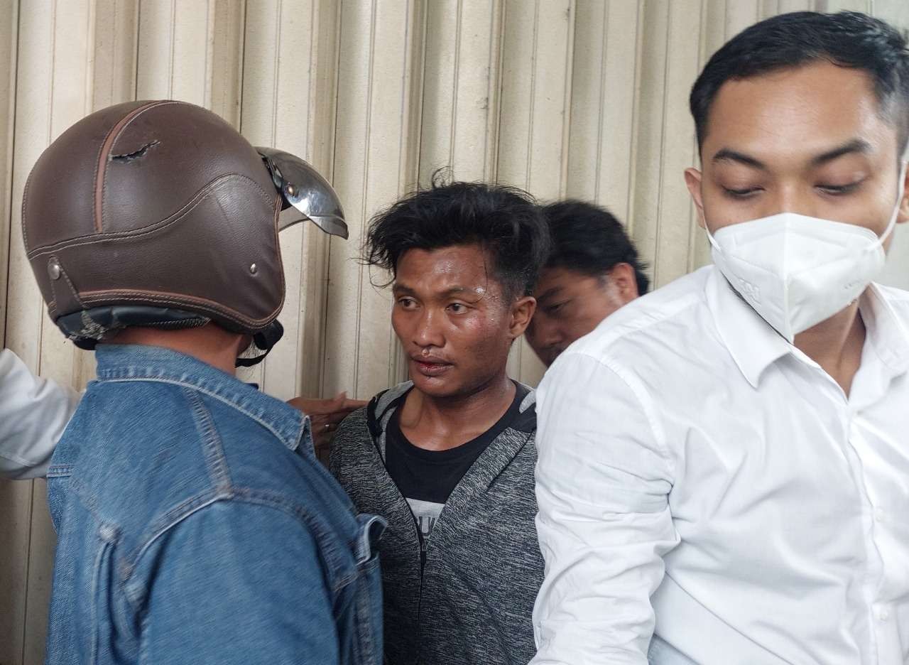 Tersangka pencuri motor (tengah) diamankan polisi setelah ditangkap dan dihajar warga di Jalan HOS Tjokroaminoto, Kota Probolinggo. (Foto: Ikhsan Mahmudi/Ngopibareng.id)