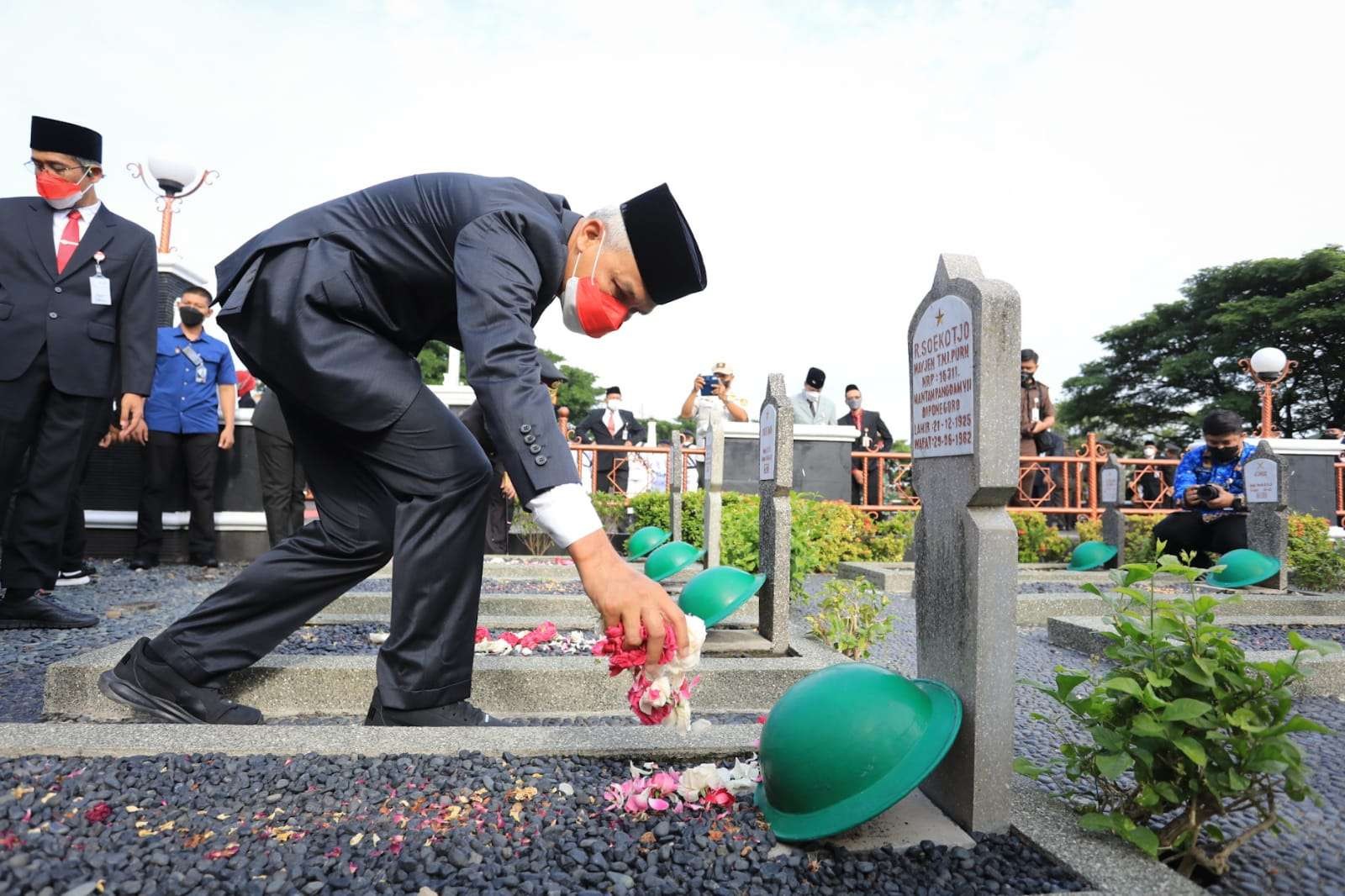 Gubernur Ganjar mengikuti upacara ziarah Hari Pahlawan di TMP Giri Tunggal, Rabu, 9 November 2022. (Foto: Dokumentasi Jateng)