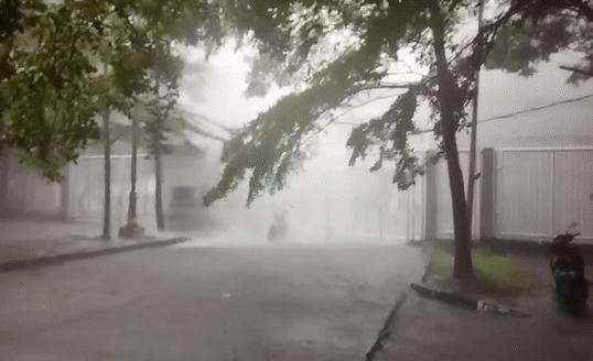 Hujan deras bal air terjun di area Stadion Wibawa Mukti Cikarang, Bekasi, Jawa Barat, Rabu 9 November 2022. (Foto: Instagram)