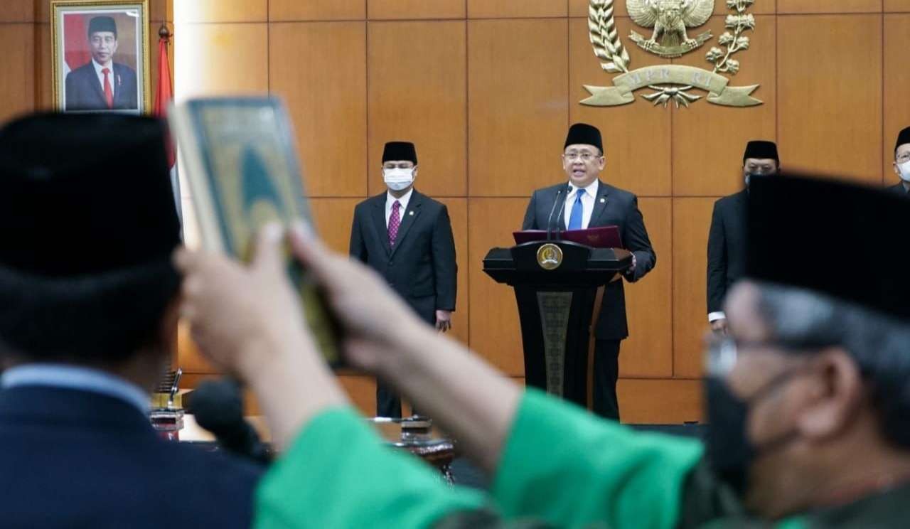 Pengambilan sumpah penggantian anggots MPR RI antarwaktu ( foto: humad MPR )