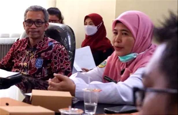 Kepala Dinas Sosial P3AKB Bondowoso, Anisatul Hamidah dalam diskusi penanganan pernikahan dini di Bondowoso. (Foto: Guido Saphan/Ngopibareng.id)