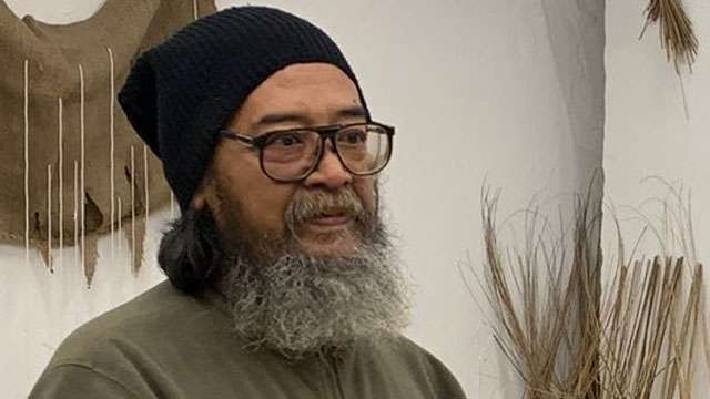 Noor Ibrahim saat pembukaan pameran Tantangan lll di Mengerzeile Berlin. Noor Ibrahim Menjawab, Mengapa Lima Perupa Jogja Gagal ke Jerman. (Foto:Ngopibareng.Id/Dok.Pribadi NI)