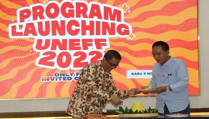 Rektor Universitas Jember Iwan Taruna memberikan tumpeng kepada Dekan Fakultas Ilmu Budaya dalam peresmian UNEFF 2022 (Foto: Humas Unej)