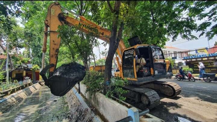 Penggunaan alat berat untuk program antisipasi dan meminimalisir banjir di Lamongan (Foto: Istimewa)