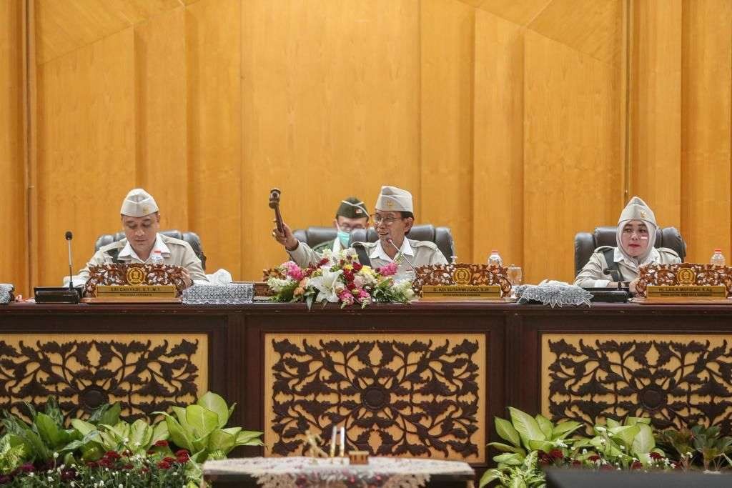 Ketua DPRD Surabaya Adi Sutarwijono sahkan APBD Surabaya 2023 senilai Rp 11,2 Triliun. (Foto: Dok Pribadi)