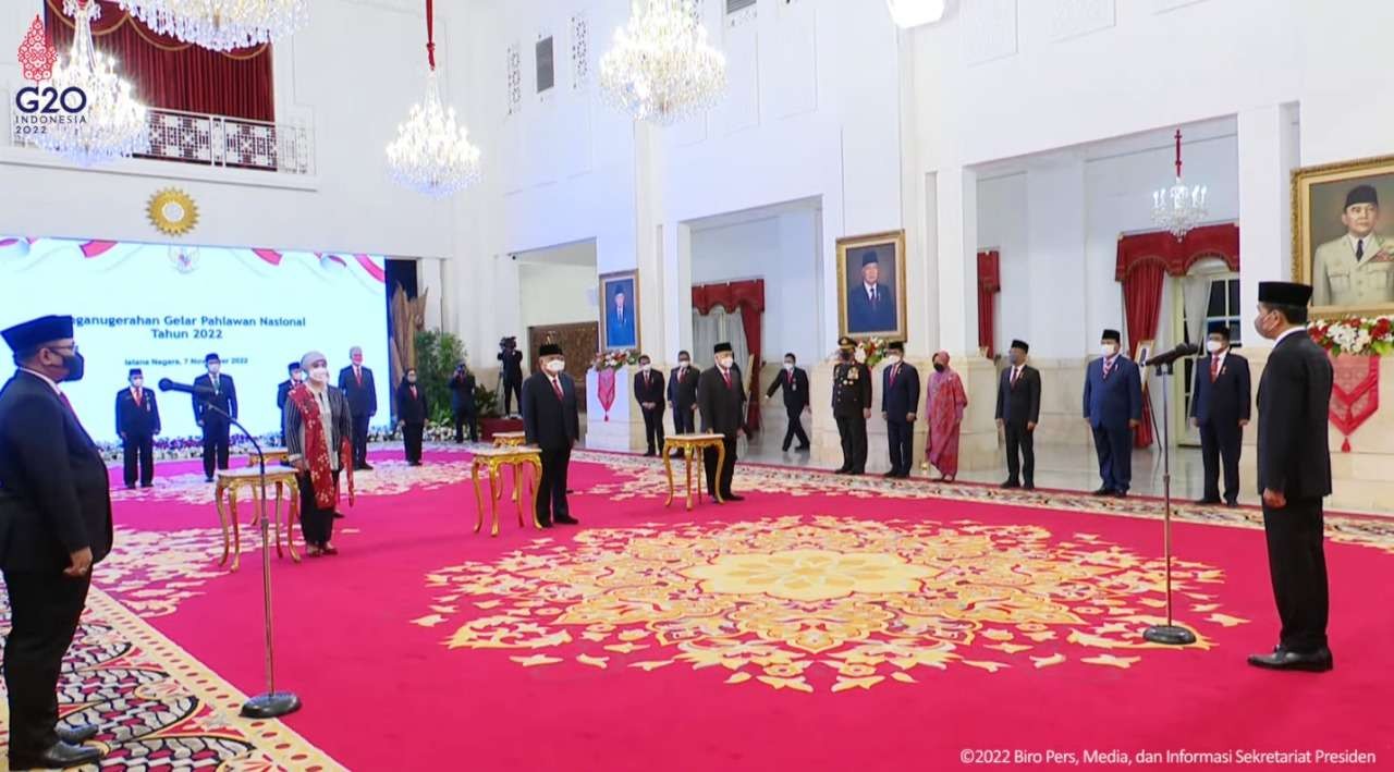 Presiden Jokowi menganugerahkan gelar pahlawan untuk lima tokoh. (Foto: Setpres)