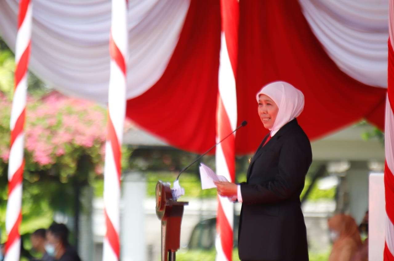 Gubernur Jawa Timur, Khofifah Indar Parawansa saat memimpin upacara Peringatan Hari Pahlawan di Tugu Pahlawan, Surabaya, Kamis 10 November 2022. (Foto: Humas Provinsi Jatim)