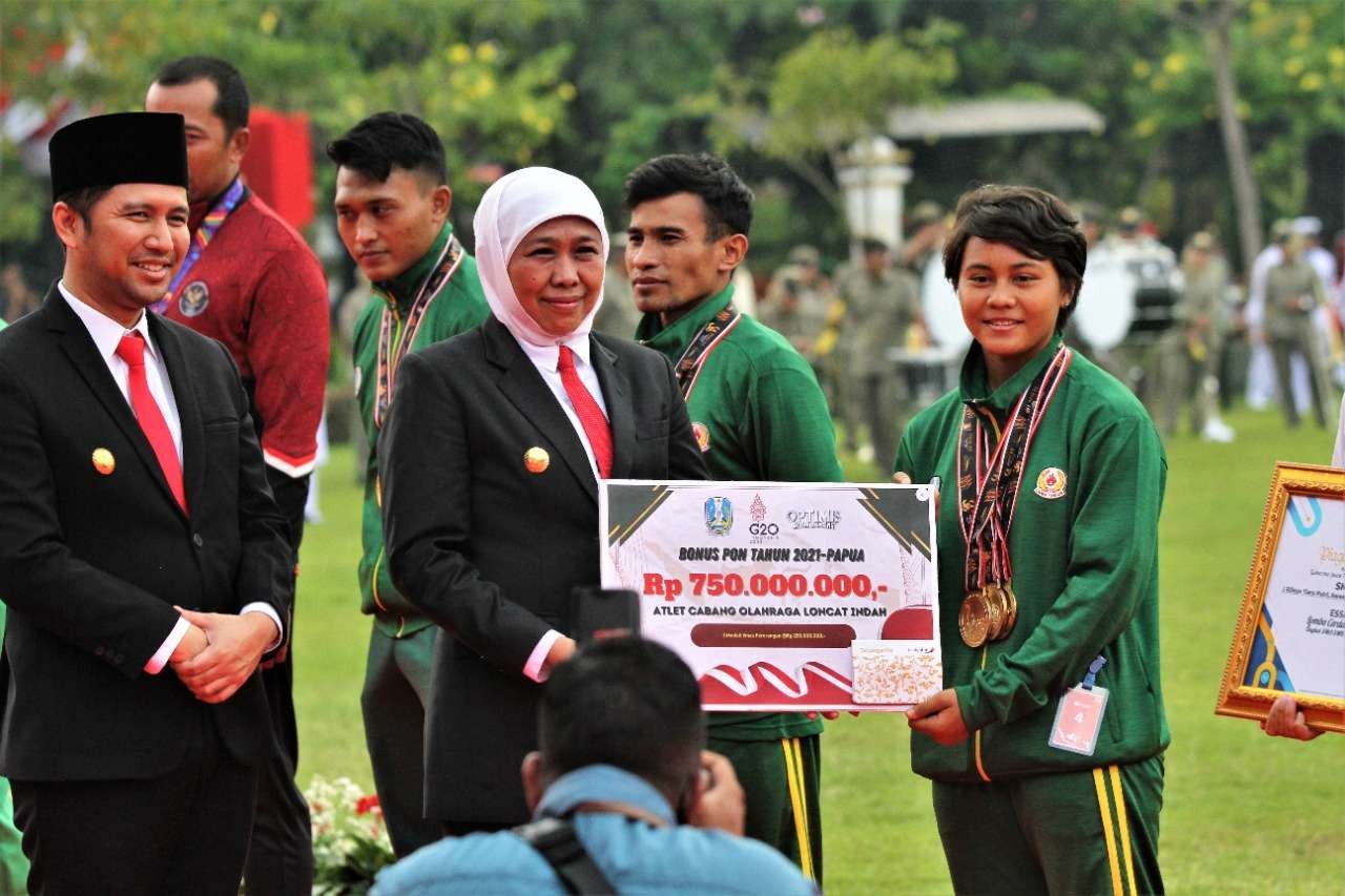 Gubernur Jawa Timur, Khofifah Indar Parawansa secara simbolis menyerahkan bonus PON kepada atlet loncat indah, Gladies Lariesa Gania, dalam upacara peringatan Hari Pahlawan di Tugu Pahlawan, Surabaya, Kamis 10 November 2022. (Foto: KONI Jatim)