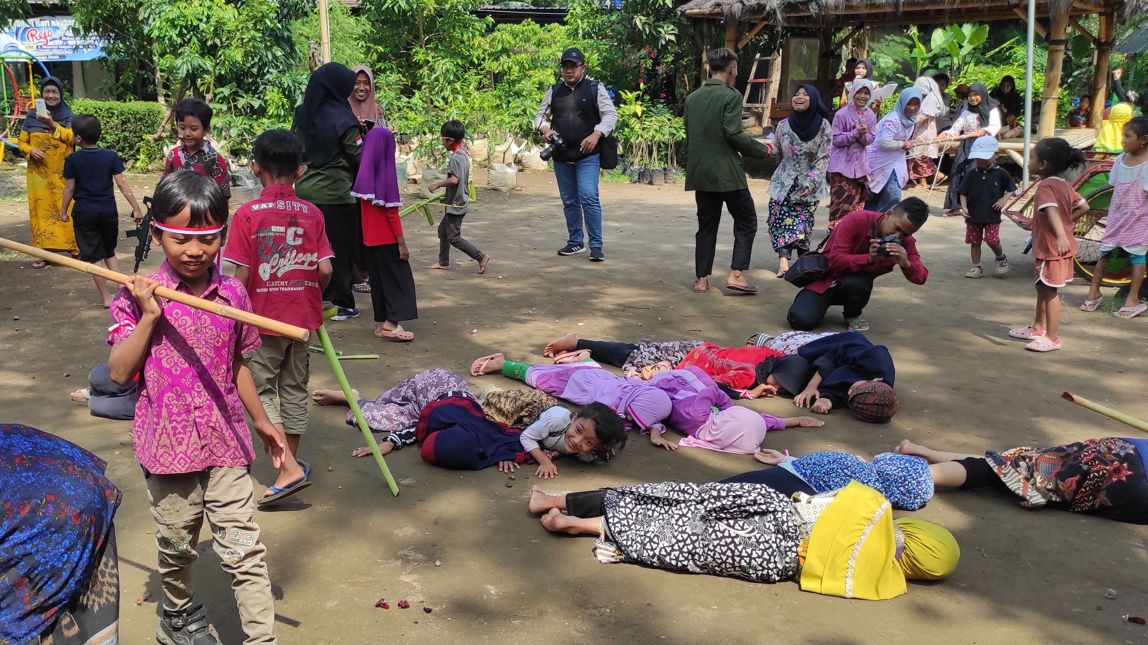 Tanamkan jiwa patriotisme di kalangan para pelajar. Sekolah Alam Ramadhani Kota Kediri mengajak 60 siswa menggelar aksi treatikal. (Foto: Fendi Lesmana/Ngopibareng.id)