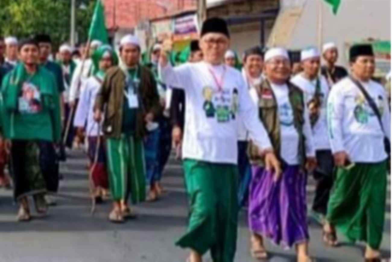 Ribuan warga Situbondo dan alumni Ponpes Salafiyah Safi'iyah Sukorejo mengikuti napak tilas perjuangan Pahlawan Nasional asal Situbondo, KHR As'ad Syamsul Arifin.(Foto: Guido Saphan/Ngopibareng.id)