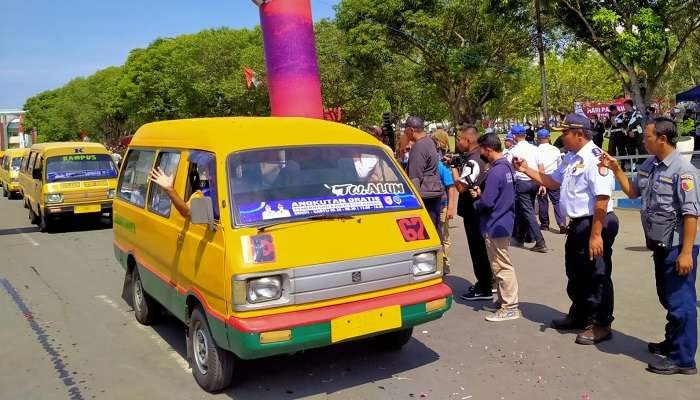 Angkutan kota Jember yang memberikan layanan penumpang gratis saat diluncurkan oleh Bupati Jember Hendi Siswanto (Foto: Rusdi/Ngopibareng.id)