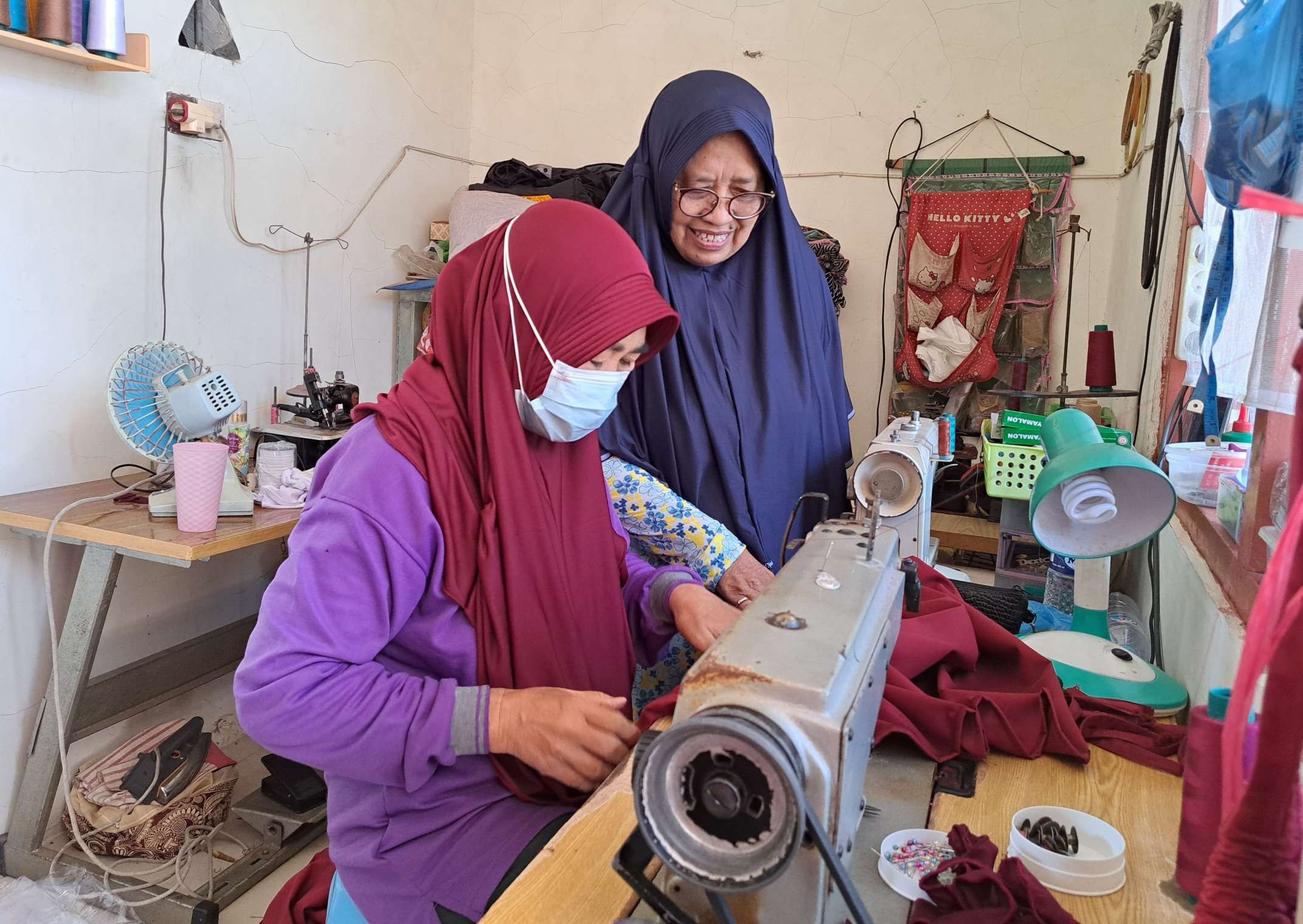 Sudartik atau Bu Pur saat memantau jahitan di rumah jahit Benang Emas miliknya, berhasil bangkit lewat program padat karya Pemkot Surabaya. (Foto: Pita Sari/Ngopibareng.id)