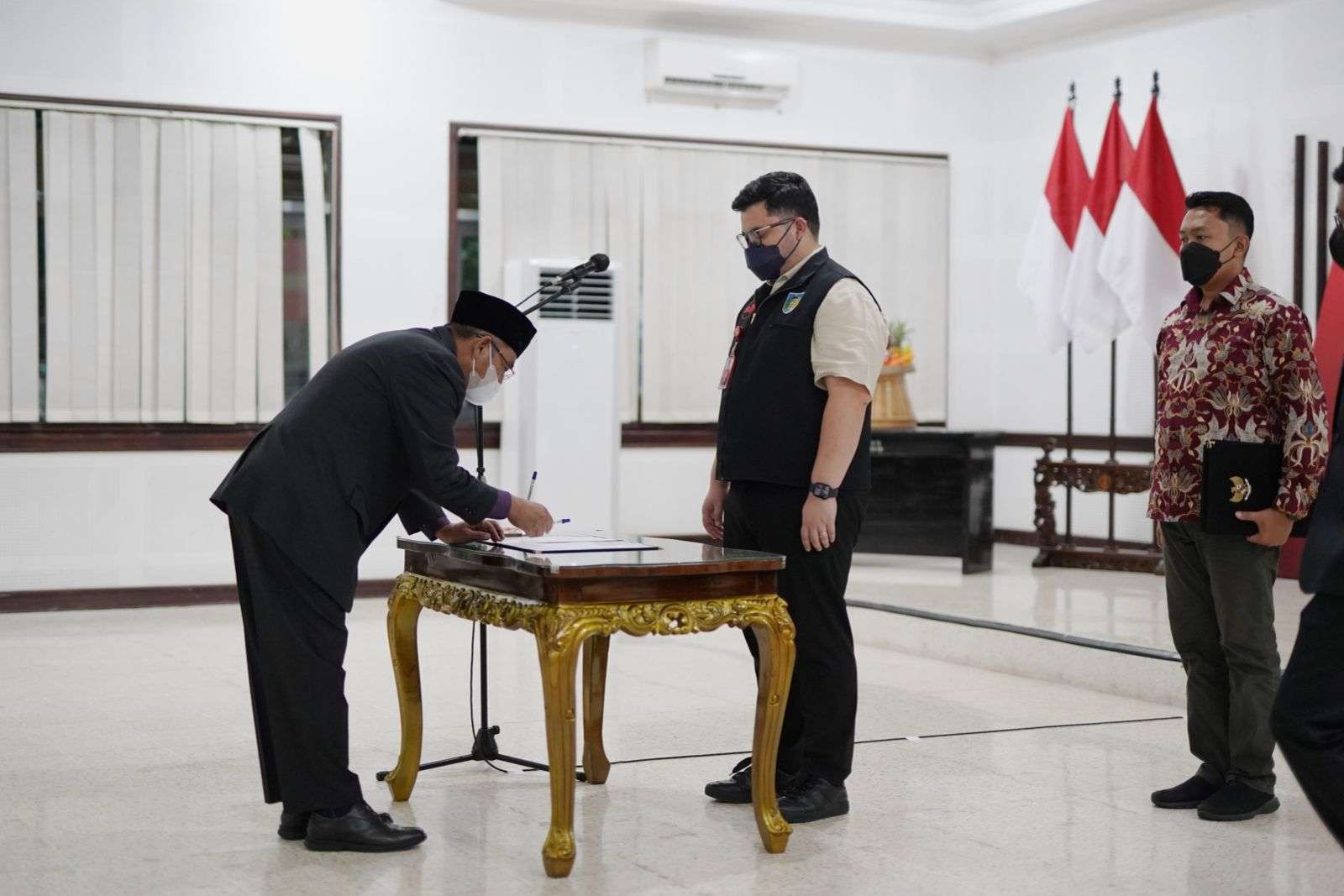 Bupati Kediri melantik direktur Rumah Sakit Umum Kabupaten Kediri. (Foto: Kominfo Kabupaten Kediri)