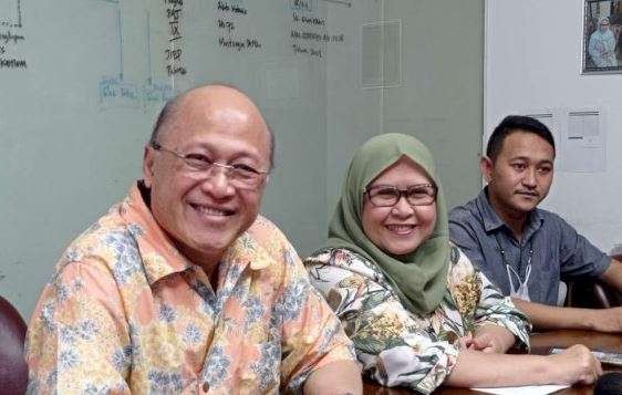 Motivator Mario Teguh ditemani kuasa hukumnya, Elza Syarief, memenuhi panggilan pemeriksaan kasus Net89. (Foto: Instagram)