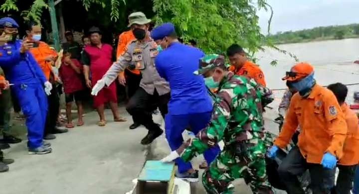 Tim gabungan saat melakukan evakuasi jasad korban tenggelam di aliran sungai Bengawan Solo. (Foto: Dokumentasi Polsek Widang)