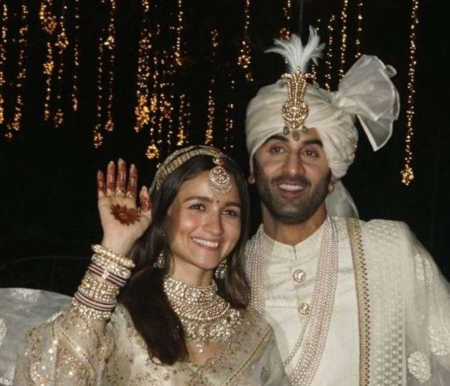 Pasangan Bollywood, Alia Bhatt dan Ranbir Kapoor, dikaruniai seorang bayi perempuan di usia pernikahan 7 bulan. (Foto: Pinkvilla)