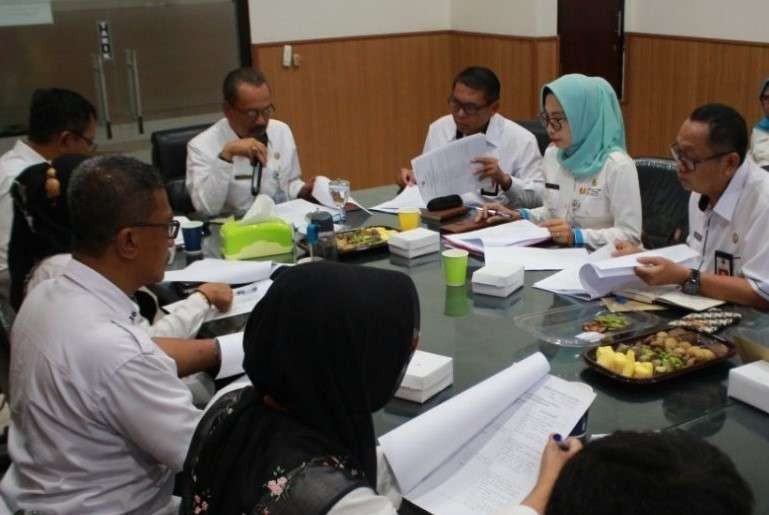 Sekda Kabupaten Probolinggo, Soeparwiyono, yang Desember 2022 mendatang pensiun, sedang memimpin rapat. (Foto: Kominfo Pemkab Probolinggo).