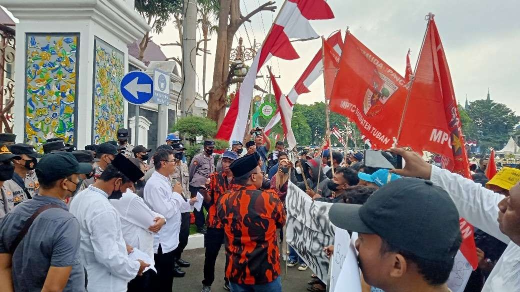 Aliansi Masyarakat Peduli Tuban saat demo di depan Kantor Bupati Tuban (Foto: Khoirul Huda/Ngopibareng.id)