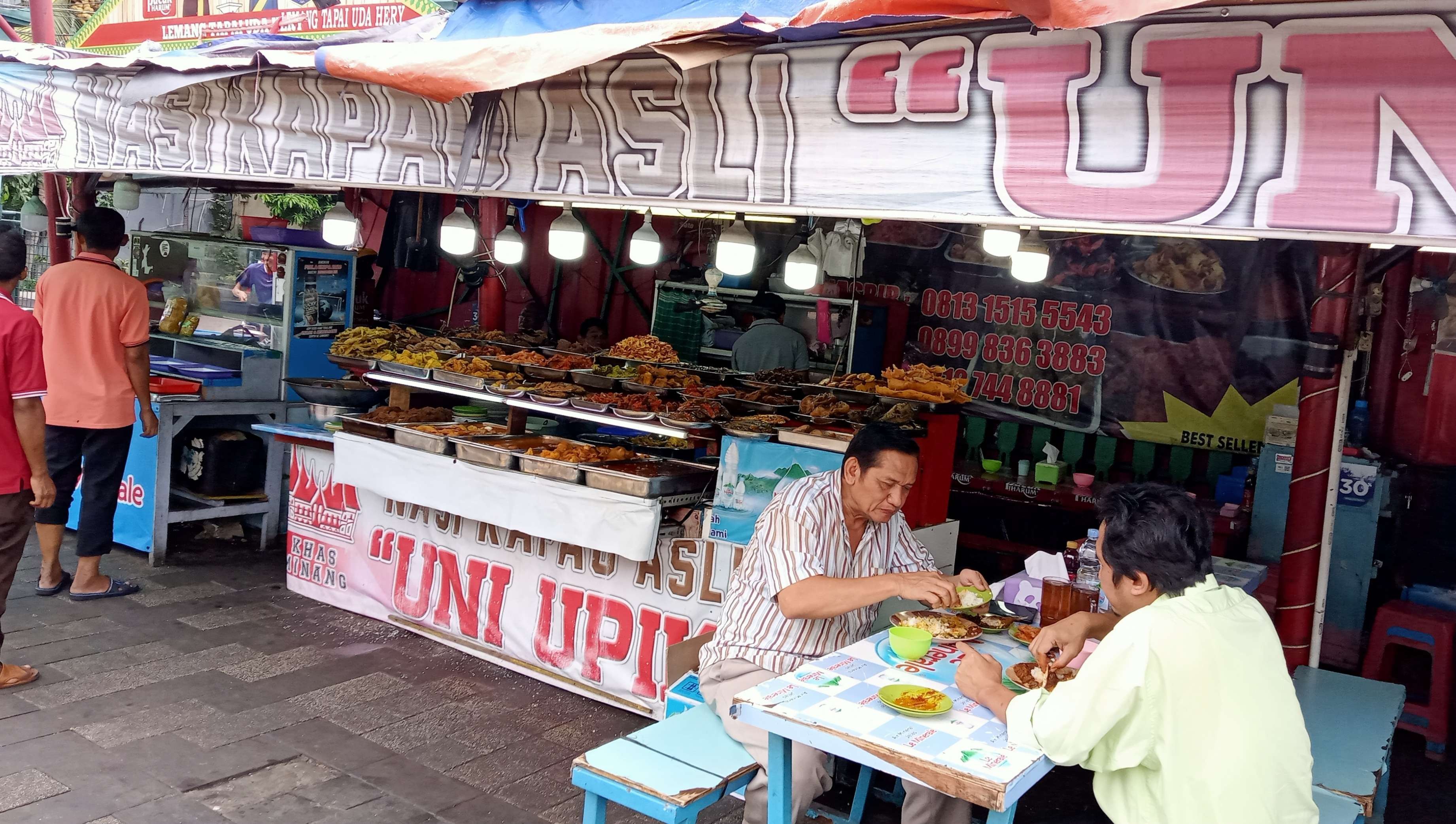 Sentra kuliner khas Minang Jalam Kramat, Senen, Jakarta Pusat, Kedai Uni Upik menyajikan nasi kapau khas Bukittinggi. (Foto: Asmanu Sudharso/Ngopibareng.id)