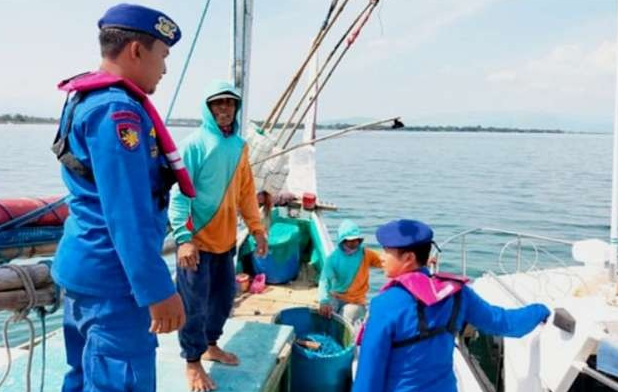 Anggota Satpolairud Polres Situbondo patroli rutin di perairan laut Situbondo. (Foto: Humas Polres Situbondo)