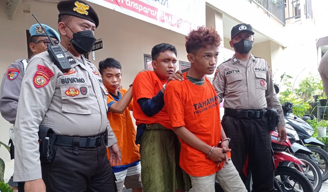 Keempat pelaku pencurian yang ditembak bagian kakinya (Foto: Polsek Sukolilo)