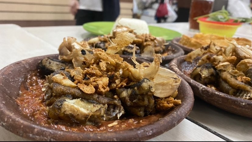 Satu porsi pecel belu di depot SBS Jalan Ahmad Yani, Kota Surabaya (Foto: Lalu Theo/ngopibareng.id)