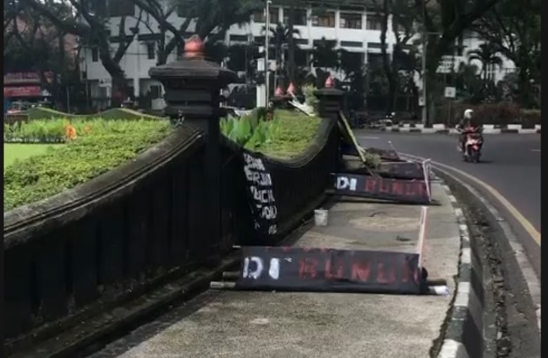 Sejumlah keranda mayat korban Tragedi Kanjuruhan di Bundaran Tugu Alun-Alun Merdeka Malang. (Foto: Lalu Theo/Ngopibareng.id)