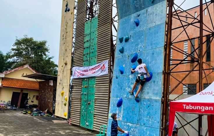 Cabor panjat tebing Kontingen Sidoarjo (foto : Aini/Ngopibareng.id)